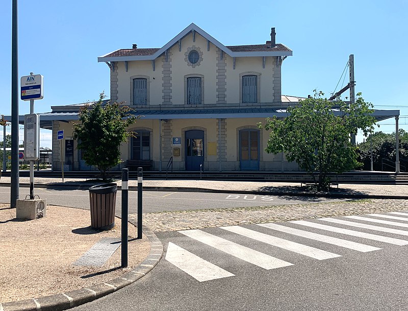 800px-Gare_SNCF_de_Meximieux_(Ain,_France)_en_mai_2020